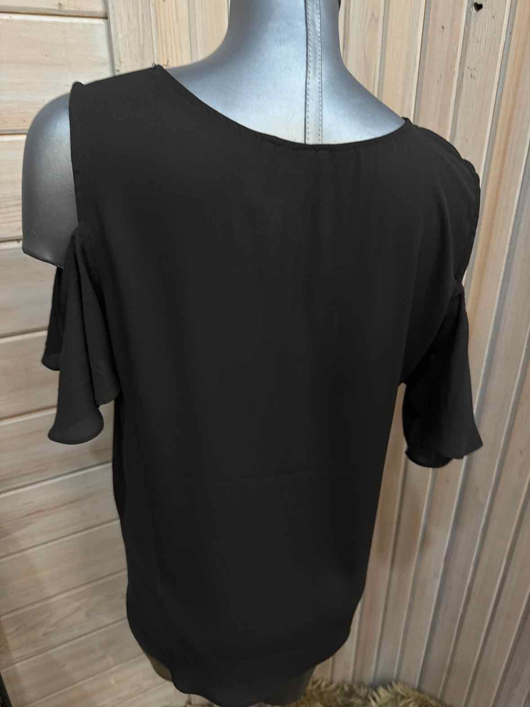 M - Adrienne Vittadini Cold Shoulder