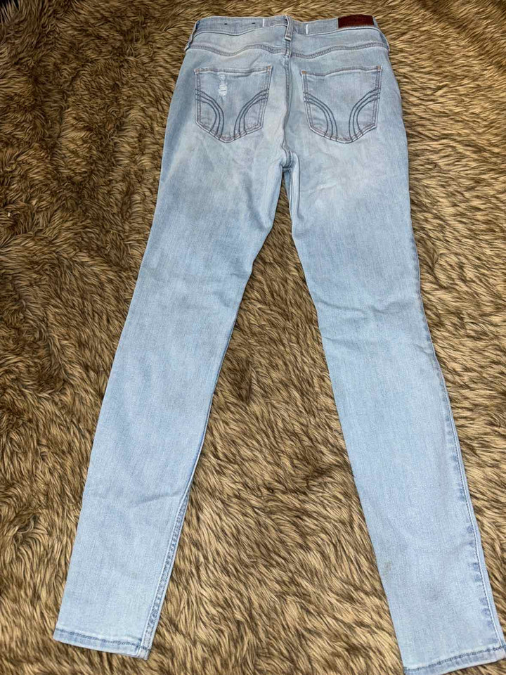 27 - Hollister Jeans