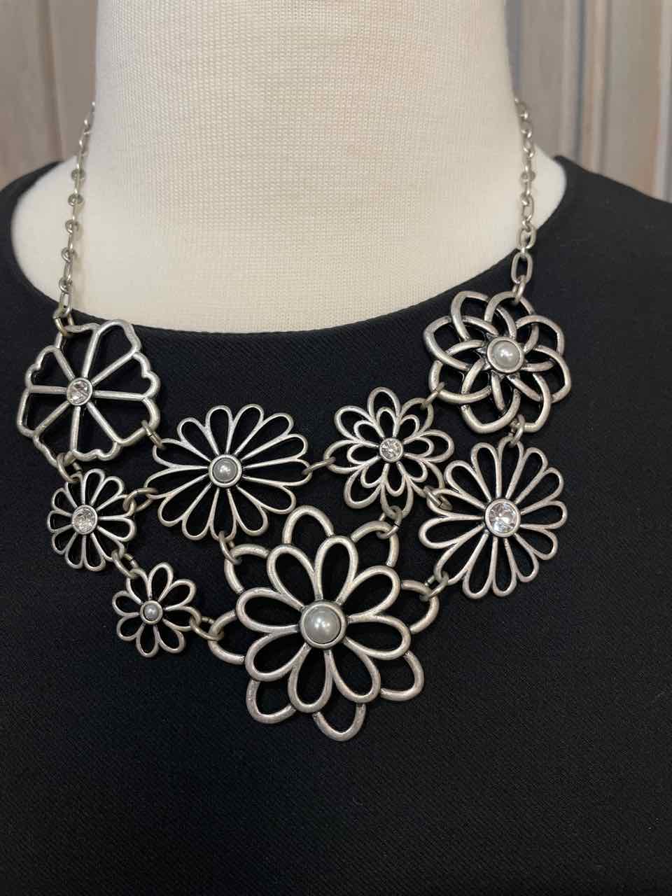 Jewelry - Lia Sophia Flower Necklace